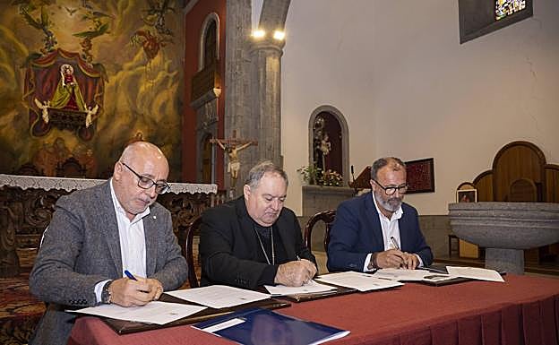 Antonio Morales, José Mazuelos y Francisco García, durante la firma del convenio. 