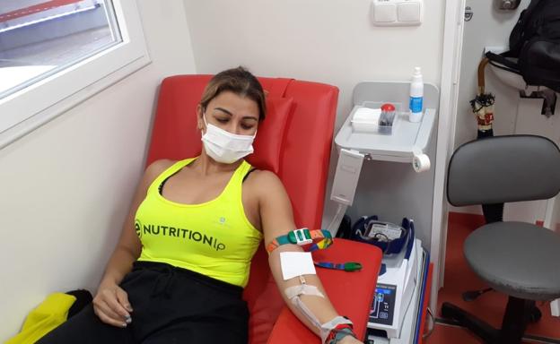 Los deportistas donan sangre en la piscina municipal de Los Pozos