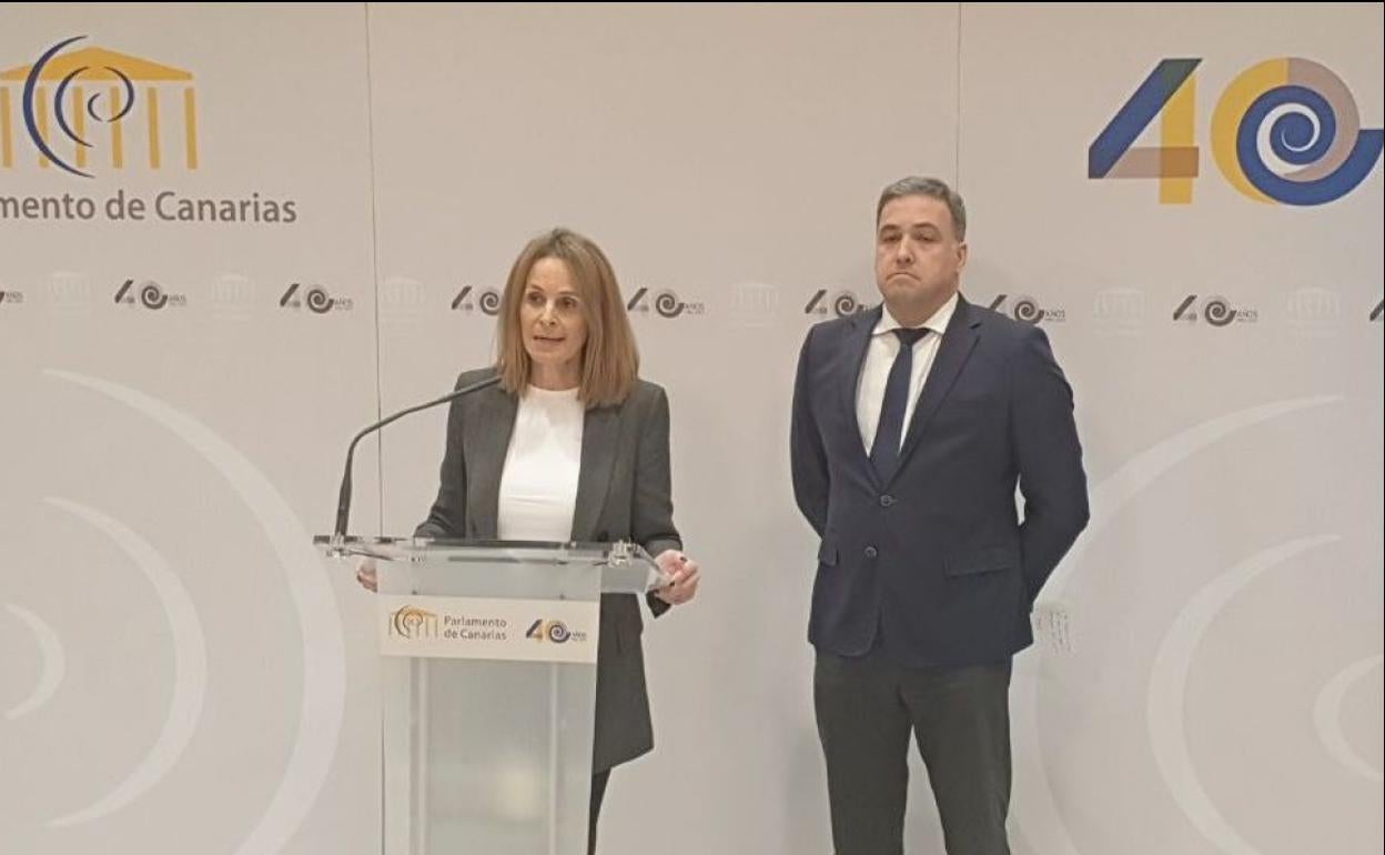 Luz Reverón, junto al diputado popular Carlos Ester, en rueda de prensa. 