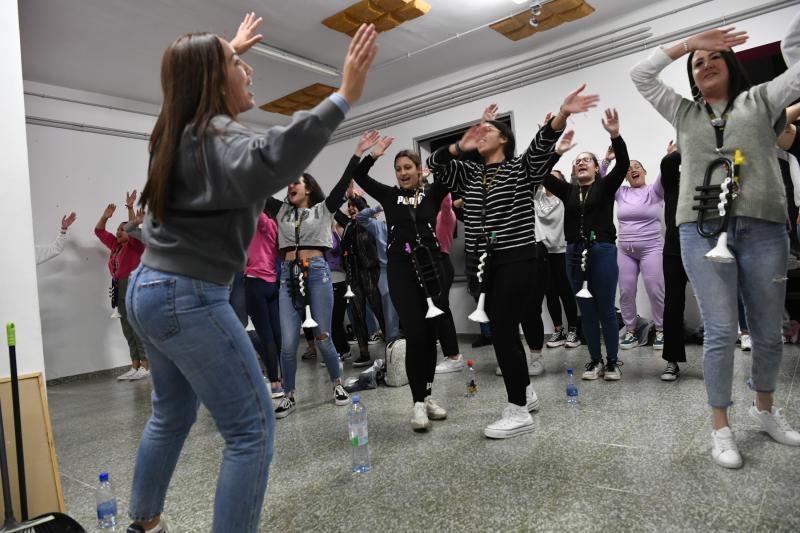 Los integrantes de la murga 'Las Despitadas' ultiman los ensayos antes del concurso