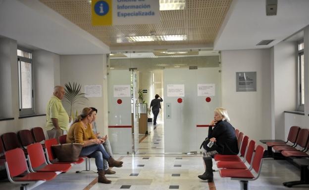 Imagen de archivo del acceso a las oficinas de Dependencia en la capital grancanaria, en el edificio de El PIno. / C7