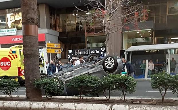 Imagen principal - Imágenes del siniestro con tres coches implicados en Mesa y López. 