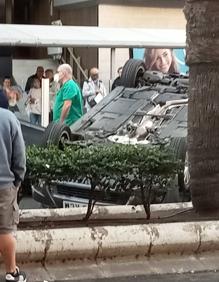 Imagen secundaria 2 - Imágenes del siniestro con tres coches implicados en Mesa y López. 