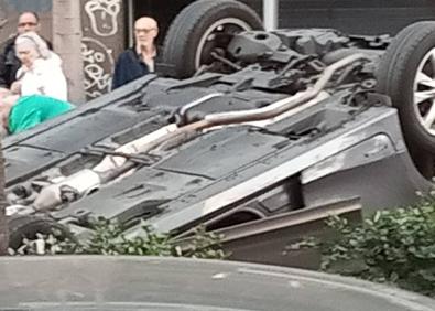 Imagen secundaria 1 - Imágenes del siniestro con tres coches implicados en Mesa y López. 