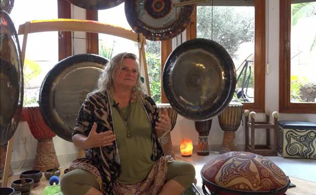 Sabina rodó los sonidos del gong y el hadnpan. 