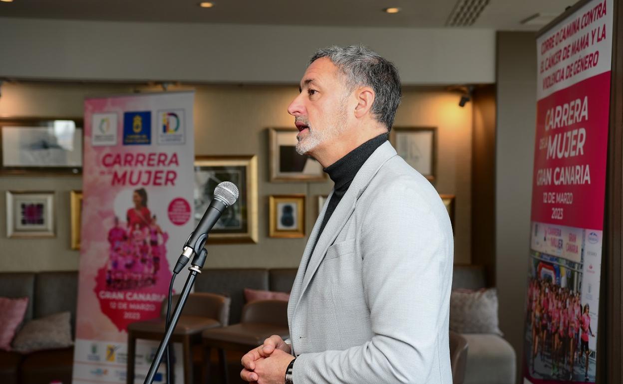 El Consejero de Deportes, Francisco Castellano, en la presentación de La Carrera de La Mujer 2023. 