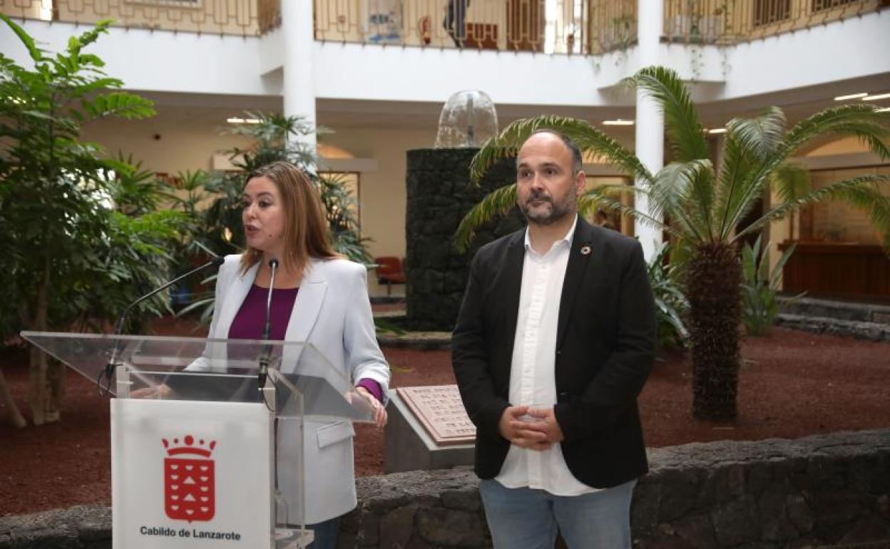 María Dolores Corujo y José Antonio Valbuena este jueves en el Cabildo. 