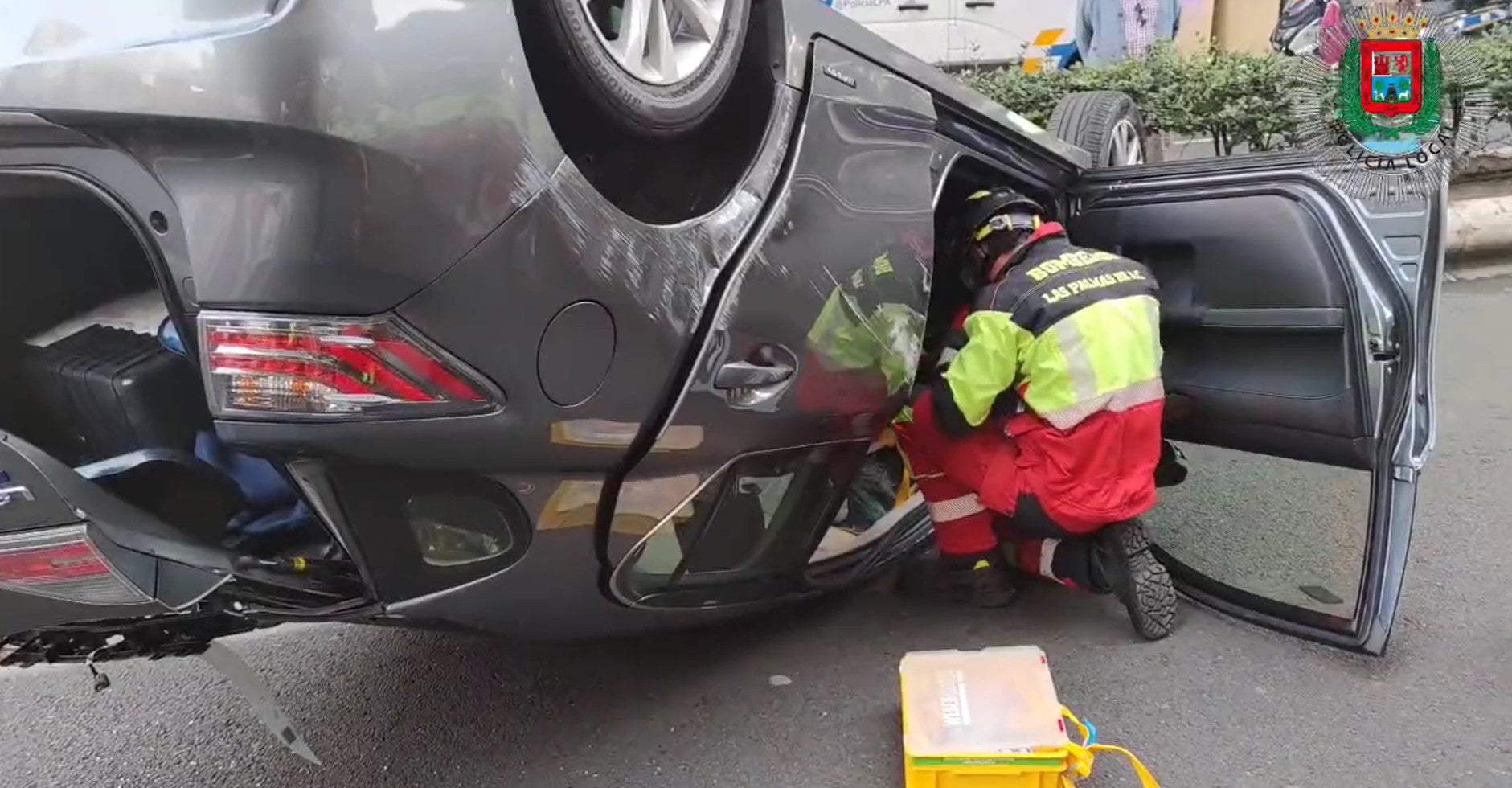 El vuelco de un coche en un accidente registrado esta mañana en Mesa y López. 