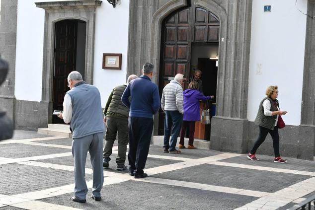 La parroquia de Santo Domingo reparte cordones con motivo del día de San Blas