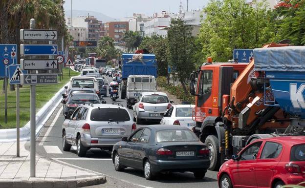 Atasco de salida desde el Puerto de La Luz y El Sebadal hacia la GC-1. 