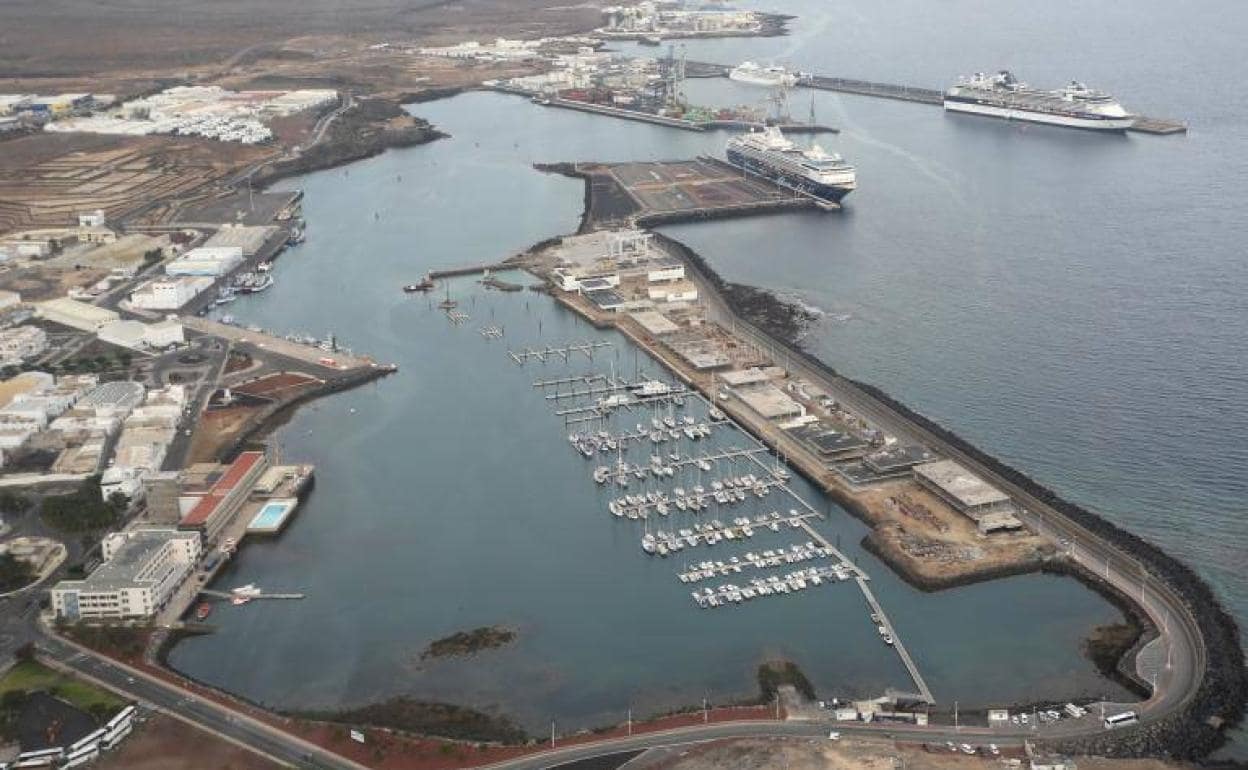 Vista aérea del Puerto de Los Mármoles, en Arrecife. 