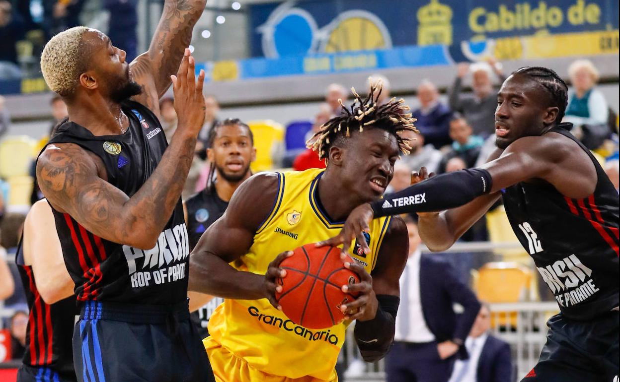 Diop intenta anotar ante el París Basketball. 