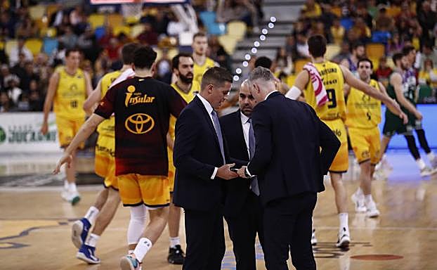 Jaka Lakovic dialoga con sus ayudantes Víctor García y Manuel Peña. 