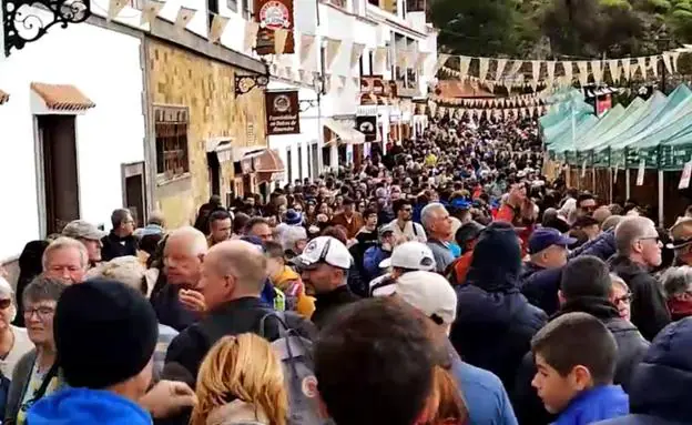 Cientos de personas acudieron este domingo a Tejeda para vivir las Fiestas del Almendro en Flor. 