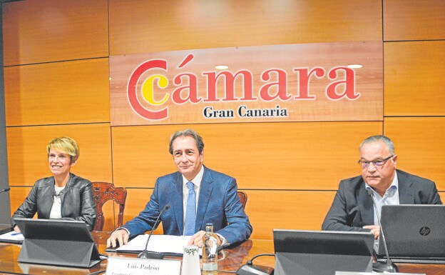 El presidente de la Cámara de Gran Canaria (centro) junto a Elena Máñez (izq.) y Cosme García (dcha.).