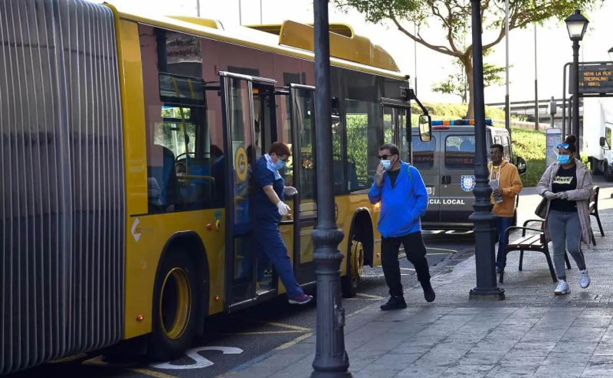 Imagen de archivo de varios usuarios al subir a una guagua capitalina. 