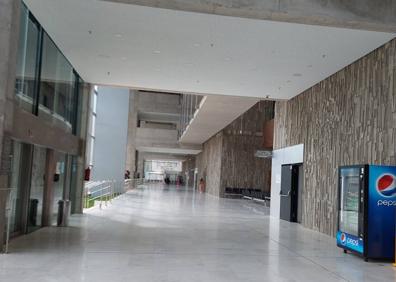 Imagen secundaria 1 - Expedientes acumulados, togas colgadas en señal de protestas y pasillos vacíos, consecuencias del parón. 