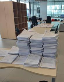 Imagen secundaria 2 - Expedientes acumulados, togas colgadas en señal de protestas y pasillos vacíos, consecuencias del parón. 