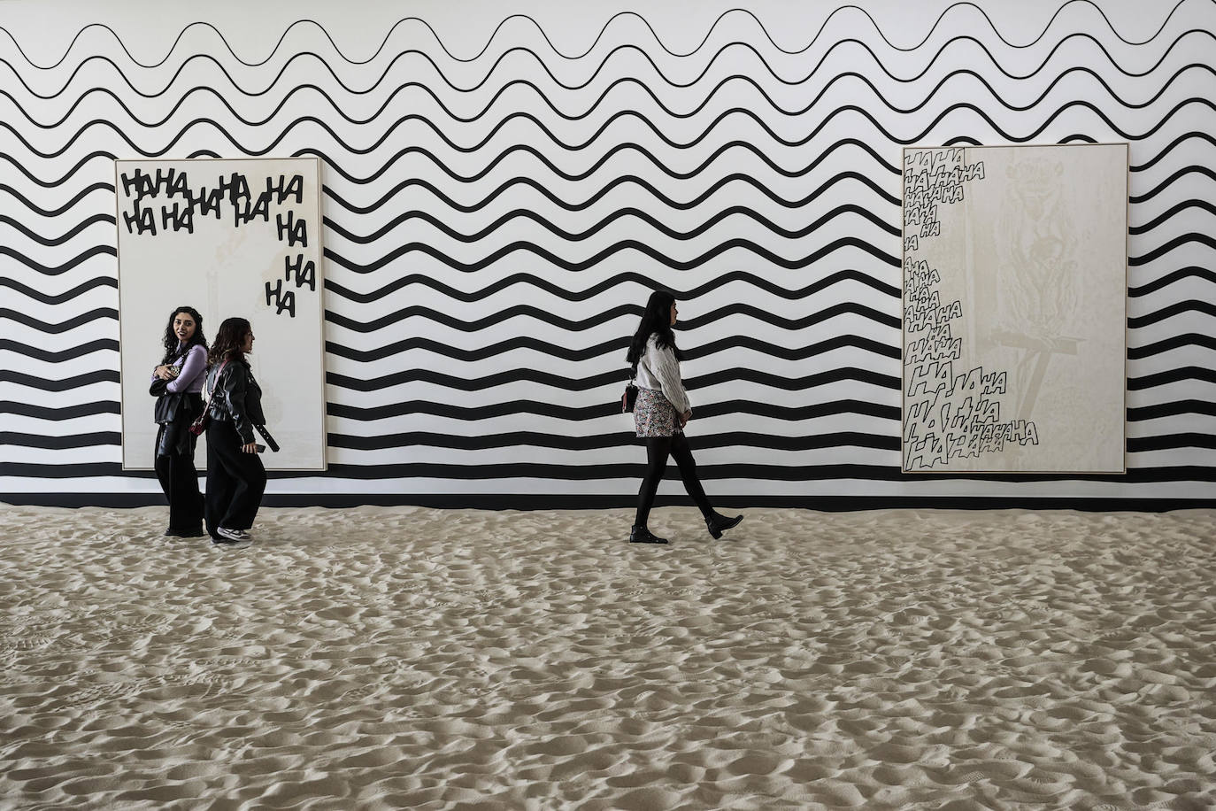 Personas observan la obra "Hahaha paintings", de la artista Claudia Comte, durante la muestra Desert Flood exhibida en el Centro Cultural LagoAlgo hoy, en Ciudad de México (México). 