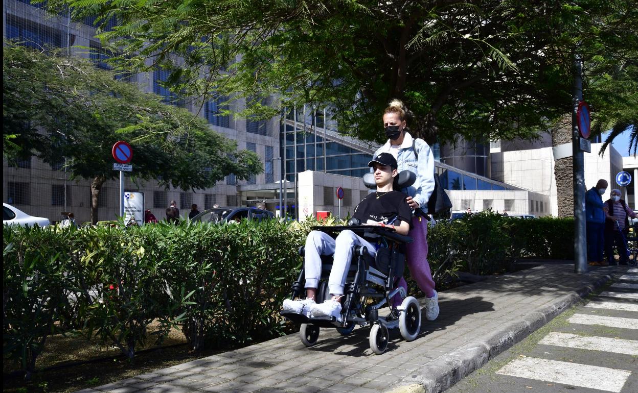 Jenny de la Rosa y su hijo Hugo a finales de enero en los aledaños del Hospital Insular. 