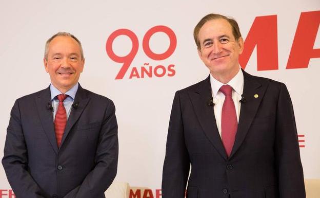 El presidente de Mapfre, Antonio Huertas (dcha.), y el director financiero, Fernando Mata