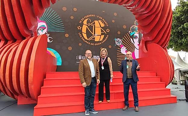 El concejal de Movilidad, José Eduardo Ramírez, la concejala de Servicios Públicos y del Carnaval, Inmaculada Medina, y el director general de Guaguas Municipales, Miguel Ángel Rodríguez. 