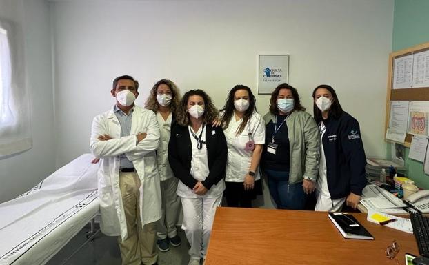 Equipo médico y de enfermería que atiende en la nueva consulta del Hospital General. 