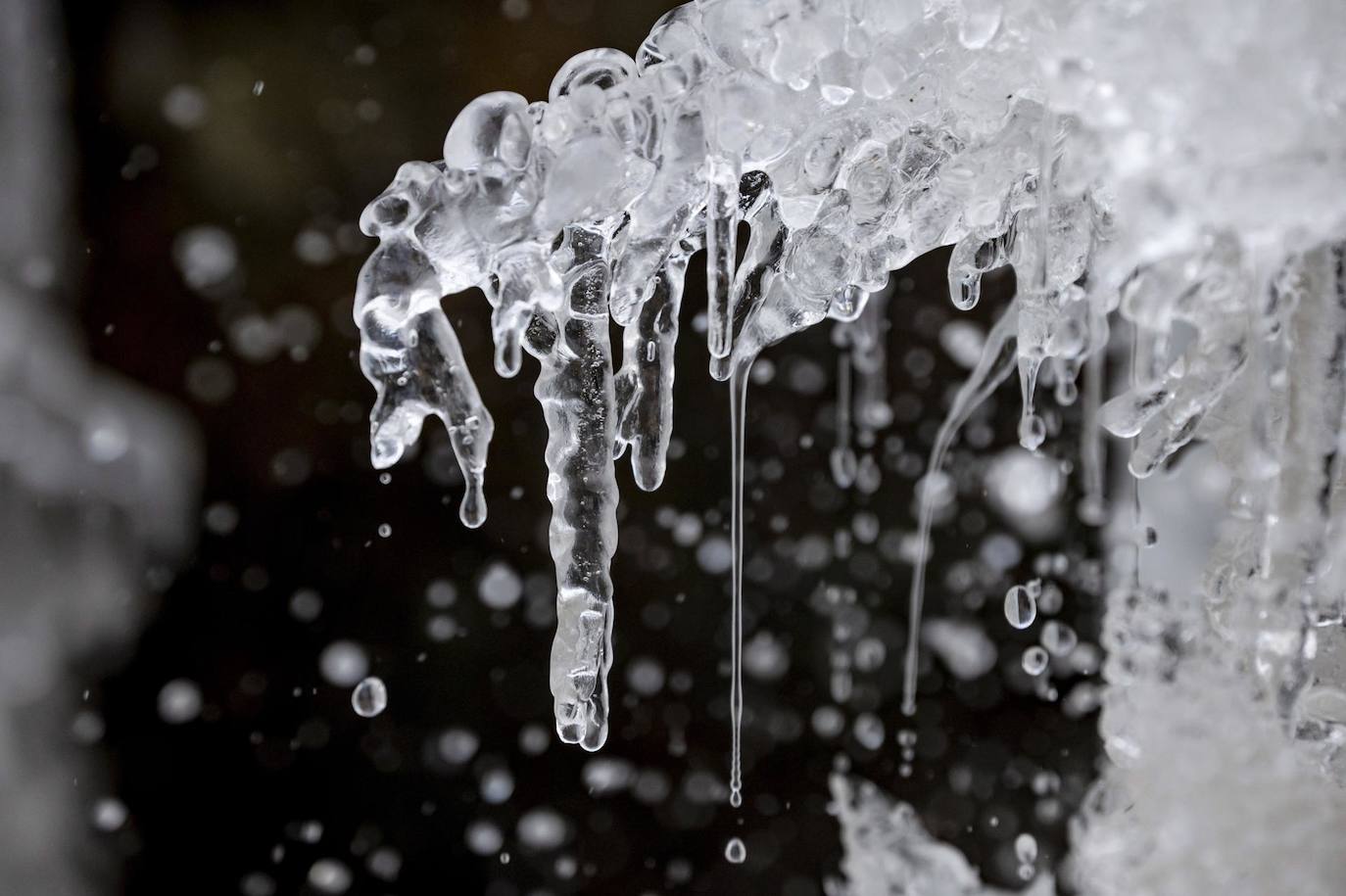 Pequeñas estalactitas de hielo formadas por las bajas temperaturas en las caídas de agua y cascadas de Paszto, Hungría.