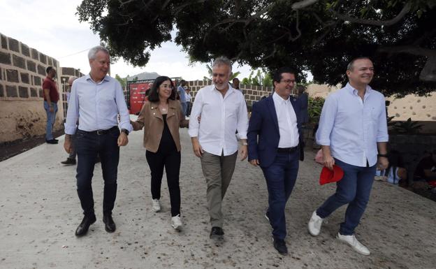 Torres (c) con los candidatos grancanarios al Parlamento, Las Palmas de Gran Canaria, Arucas y Cabildo. 