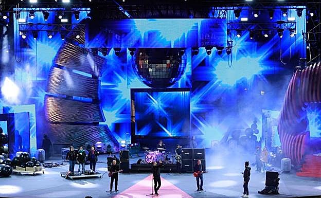 Los Salvapantallas últiman preparativos en la víspera al pregón del carnaval. 