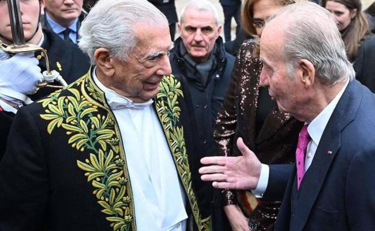Vargas llosa conversa con el rey emérito, durante la ceremonia de entrada del escritor en la Academia Francesa