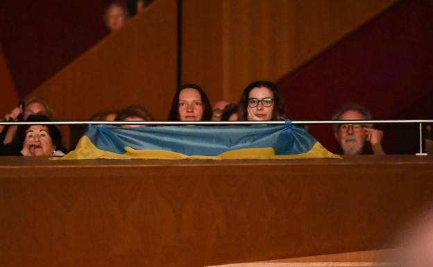 Unas espectadoras con la bandera ucraniana durante el concierto. 