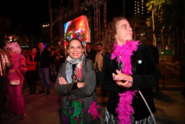 Fotos: Santa Catalina se convierte en una fiesta disco en el pregón del carnaval