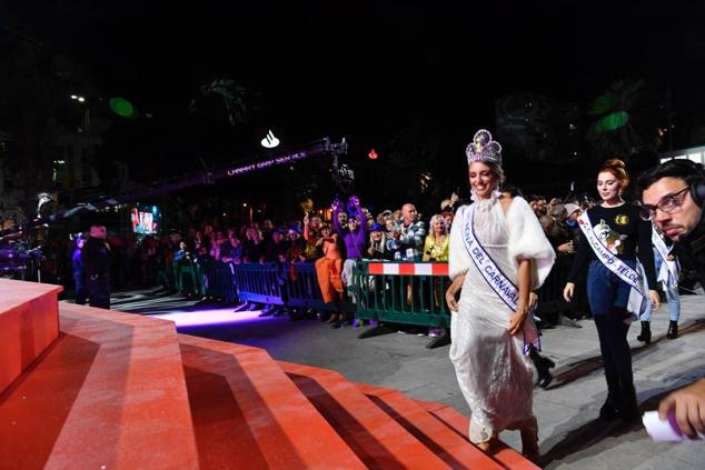Fotos: Santa Catalina se convierte en una fiesta disco en el pregón del carnaval