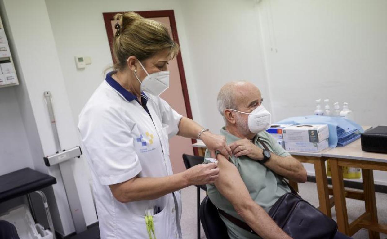 Foto de archivo de una enfermera administrando la vacuna de la covid. 