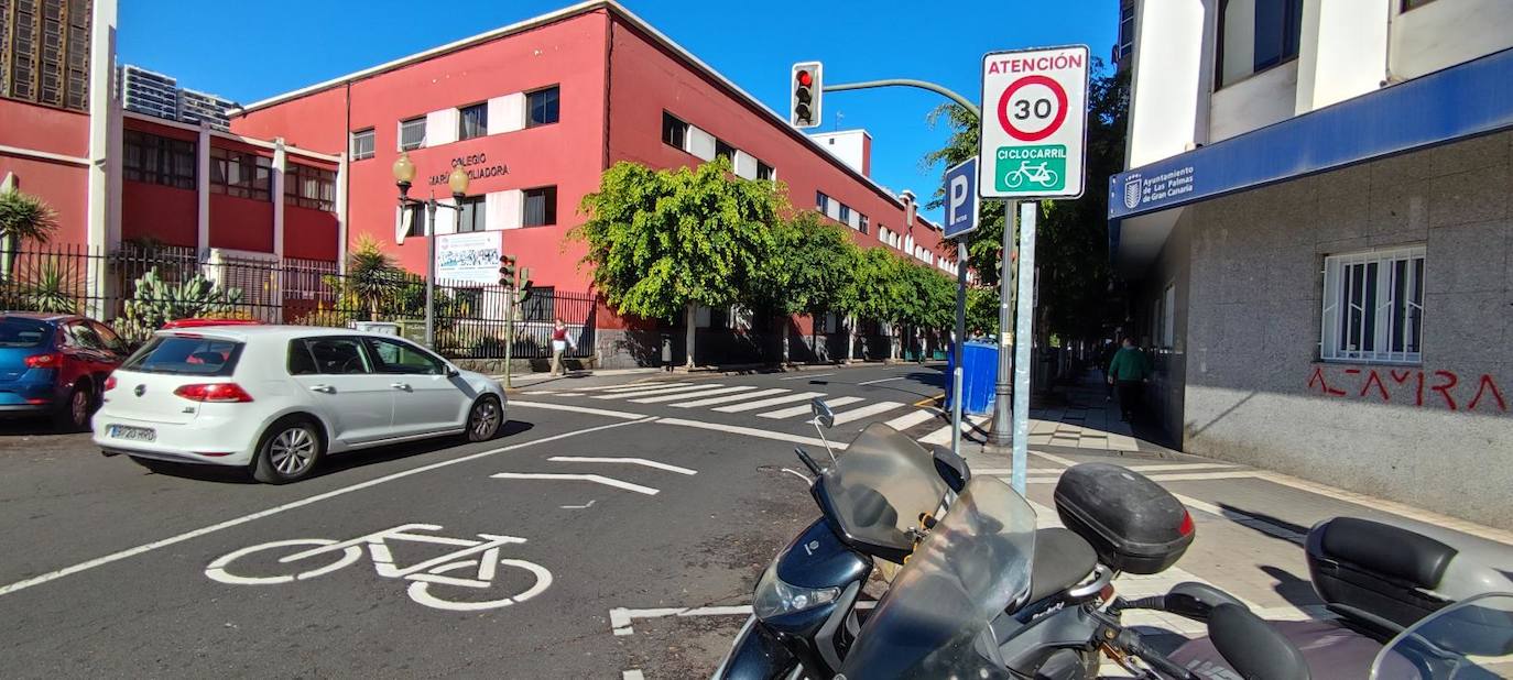 Se estrenan los carriles de circulación compartida entre coches, bicis y patinetas. 