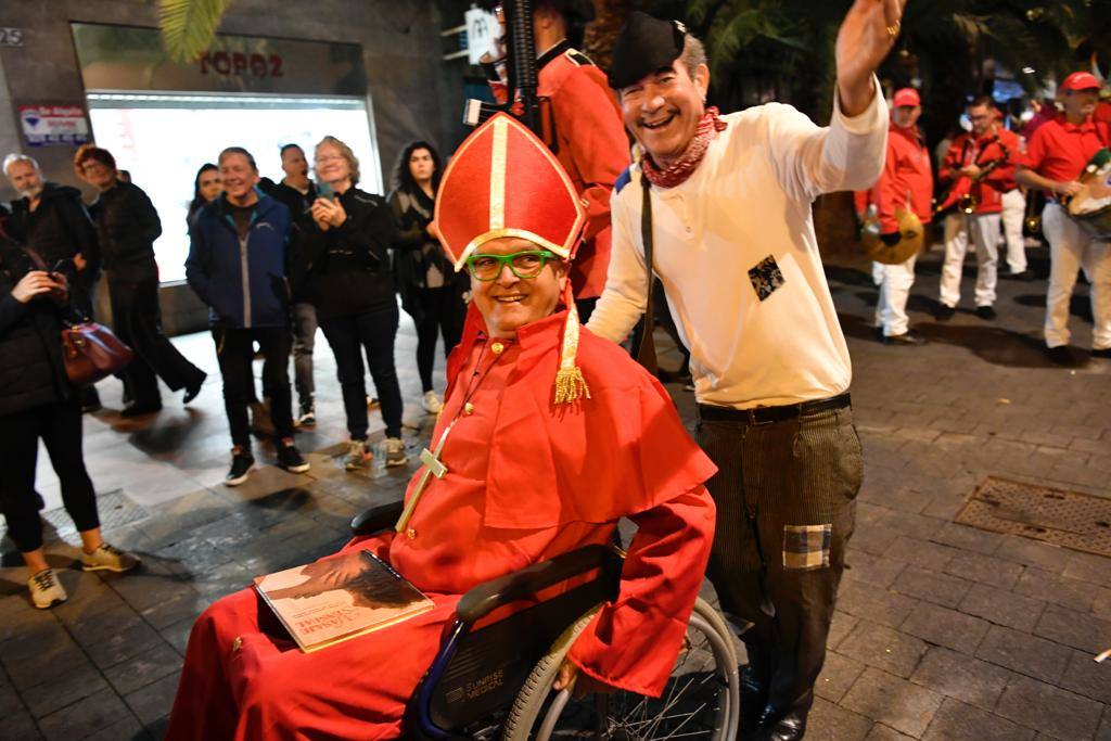 Fotos: Santa Catalina se convierte en una fiesta disco en el pregón del carnaval
