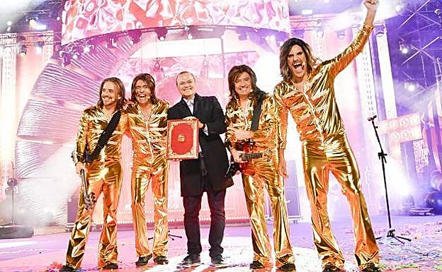 El alcalde del Ayuntamiento de Las Palmas de Gran Canaria hace entrega del pregón a Los Salvapantallas. 