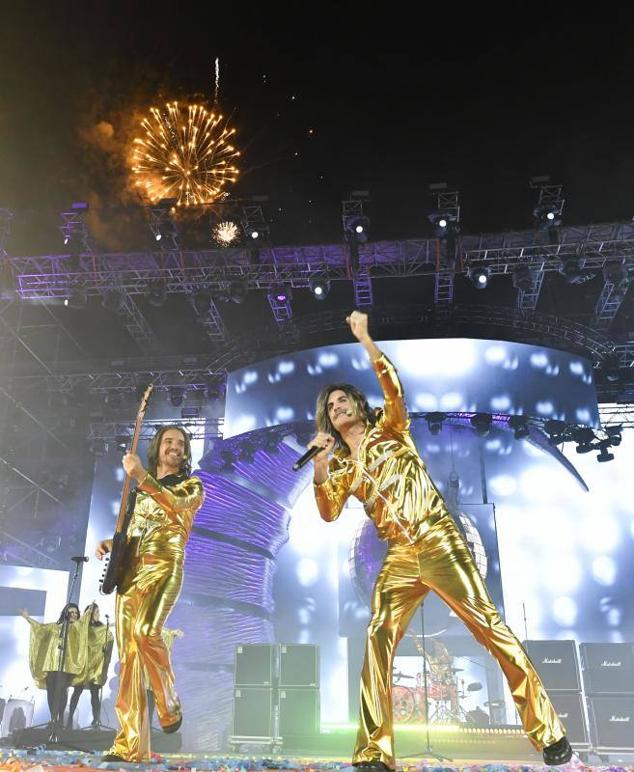 Fotos: Santa Catalina se convierte en una fiesta disco en el pregón del carnaval