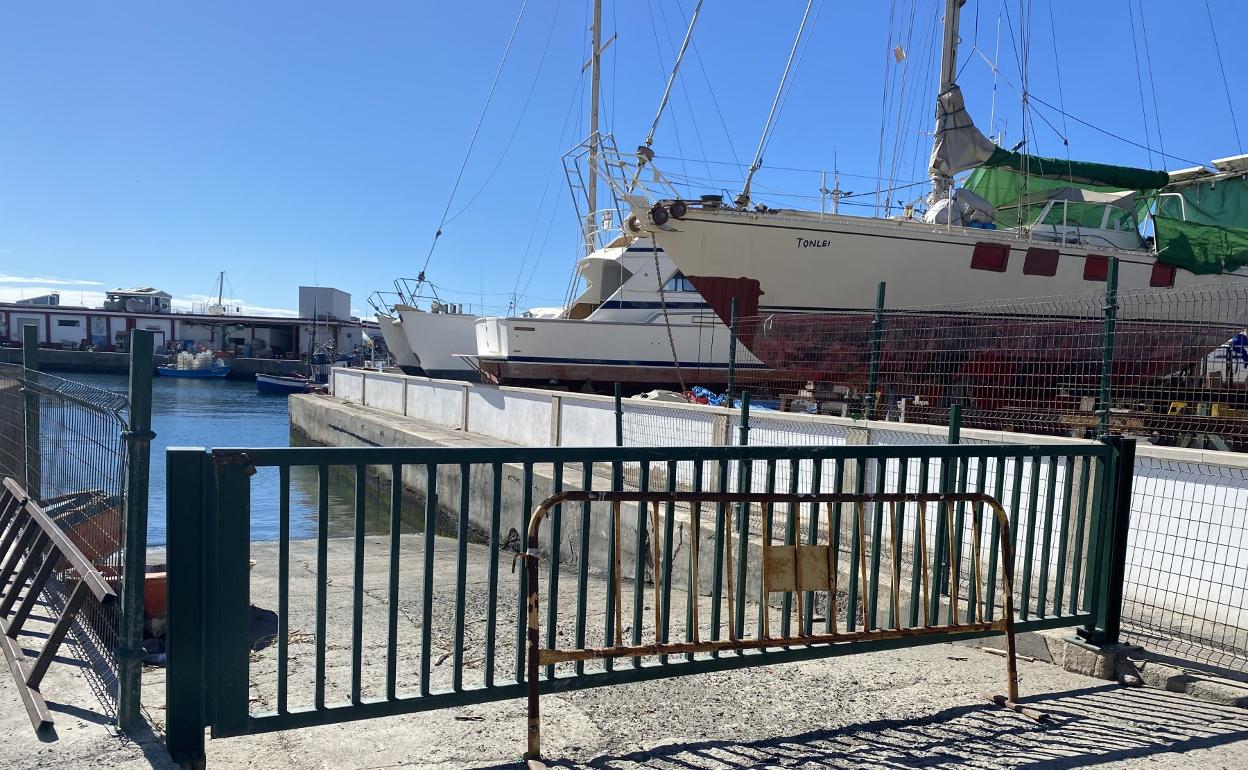 Rampa bloqueada con una valla cerrada mediante un candado. 