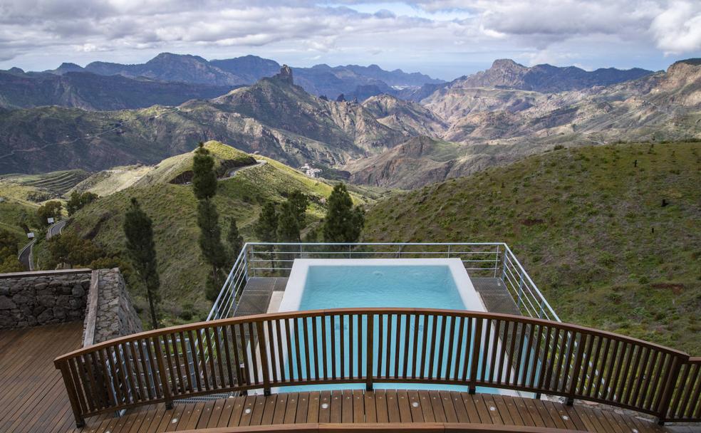 Desde el mirador situado en el Parador de Cruz de Tejeda se disfruta una de las mejores panorámicas de toda Gran Canaria. En invierno, su piscina climatizada sirve a los huéspedes de cálido refugio y crea un contraste de temperaturas con el exterior. 