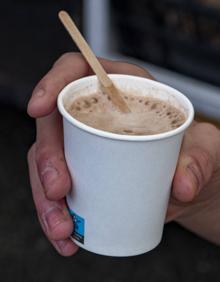 Imagen secundaria 2 - El chocolate se convierte en la bebida por excelencia en la cumbre para sentar las madres de los visitantes que suben a por frío. 