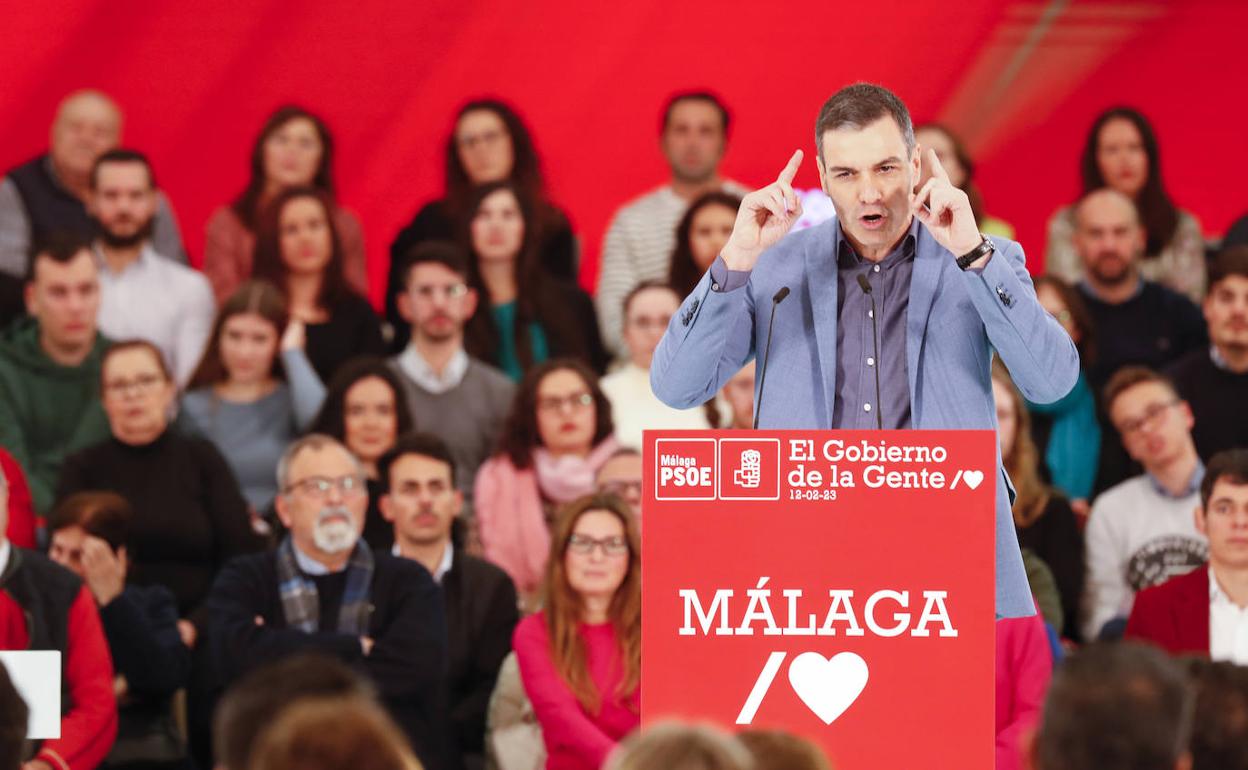El presidente del Gobierno de España y secretario general del PSOE, Pedro Sánchez, interviene durante el acto de presentación de la candidatura del secretario general del PSOE de Málaga, Daniel Pérez.