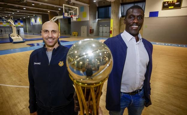Albert Oliver y Sitapha Savané sonríen con el trofeo en la Sala Club del Gran Canaria Arena. 