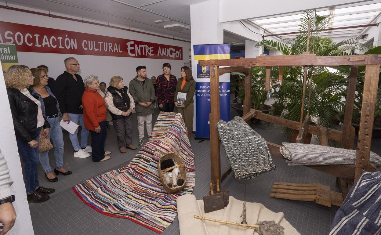 Carmen Hernández y Minerva Alonso -en el centro de la imagen- conocieron el nuevo proyecto de tejeduría que quiere impulsar Entre Amigos. 