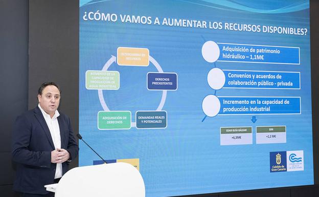 José Chirivella, técnico del Consejo Insular de Aguas, durante su intervención en la presentación del plan. 