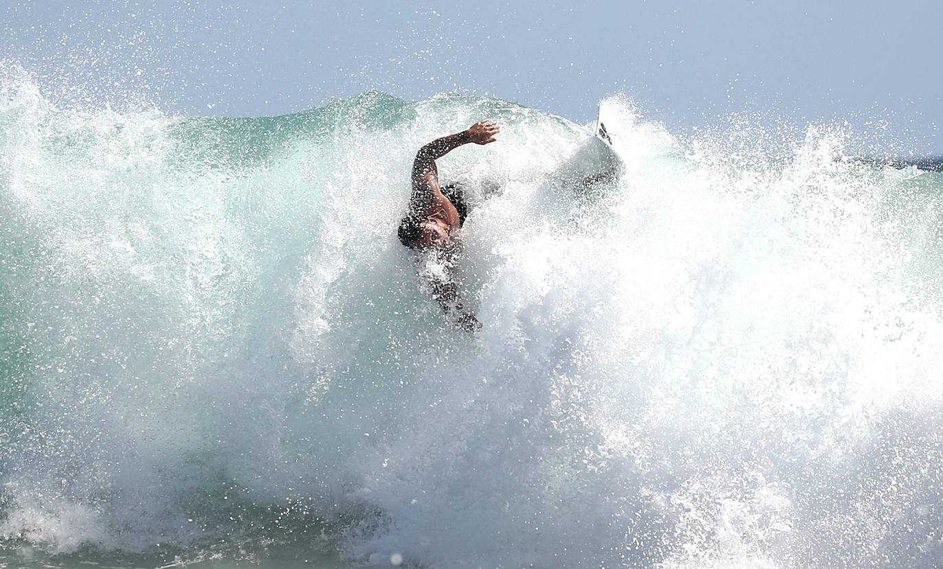 Un surfista se derrama en Snapper Rocks en Gold Coast, Australia. La isla Norfolk se prepara para el ciclón Gabrielle que traerá vientos huracanados y olas muy fuertes como llega al remoto territorio australiano.