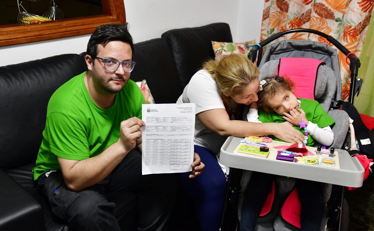 Aridañy y su solicitud de vivienda. A su lado, Cathaysa y Marta. 