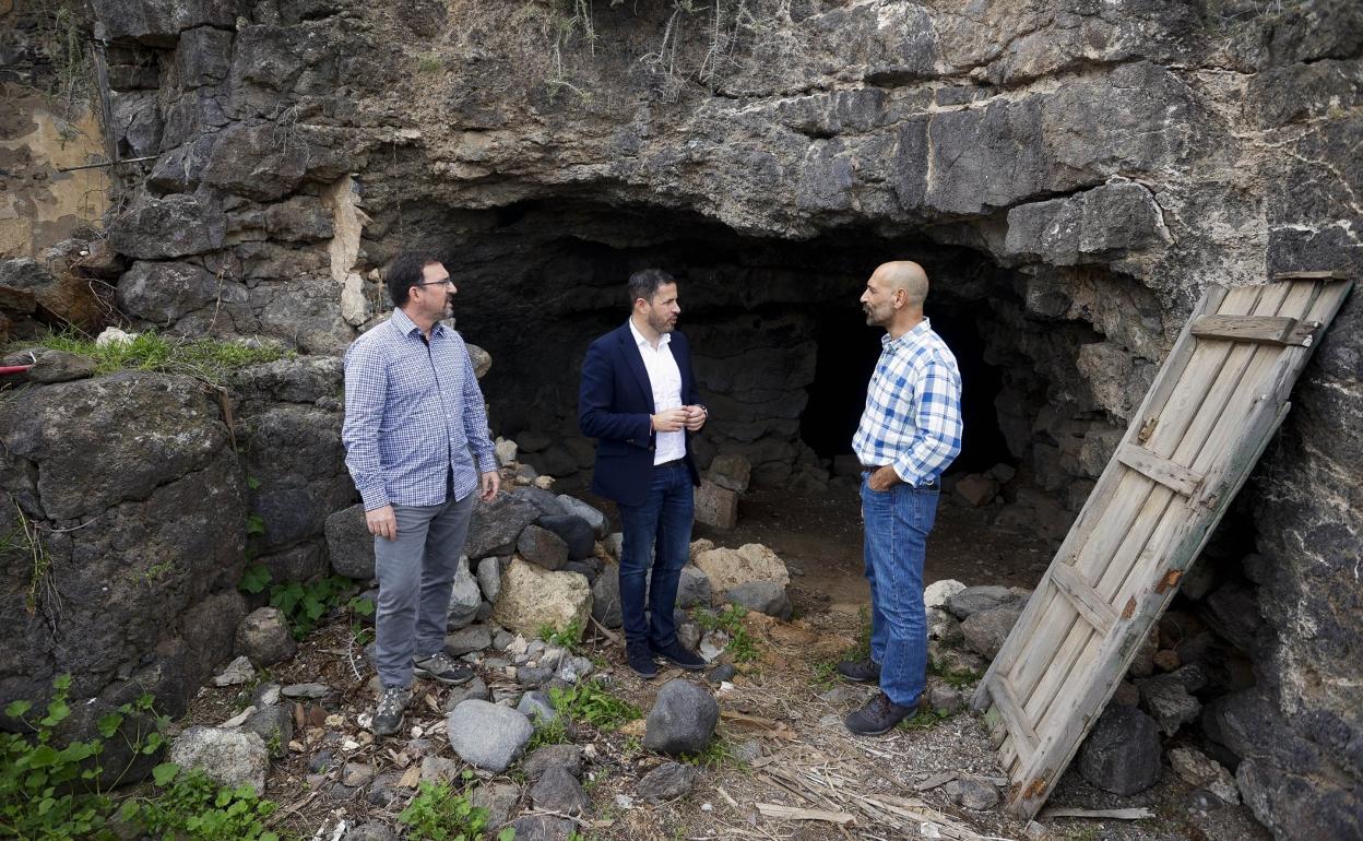 Héctor Suárez (en el centro), concejal de Patrimonio, visitó las cuevas de Malverde junto a Abel Galindo (izquierda) y Bentejuí Motas (derecha). 