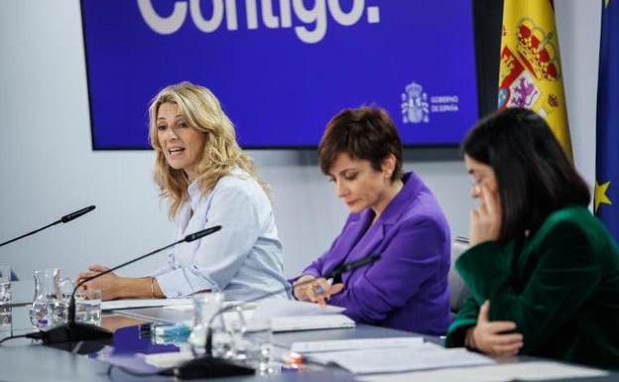 La vicepresidenta segunda y ministra de Trabajo y Economía Social, Yolanda Díaz, junto a la portavoz del Gobierno, Isabel Rodríguez y la ministra de Sanidad, Carolina Darias